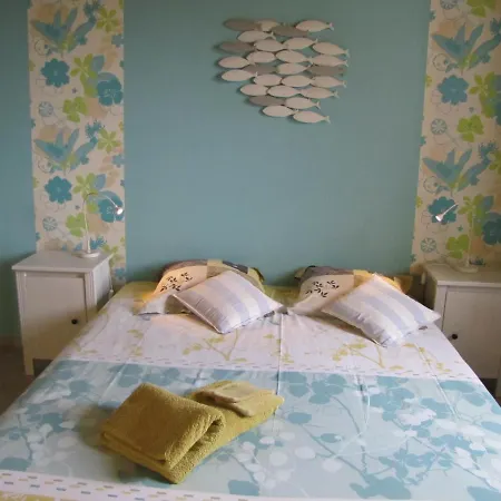 Ludotheque Et Table D'hotes De La Becterie Frühstückspension *